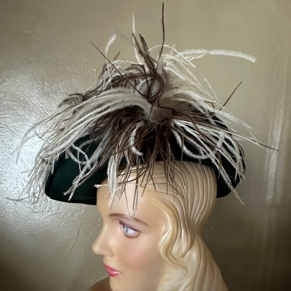 AMAZING 1940s\' GREEN FEDORA TRIMMED WITH LARGE BROWN/WHITE OSTRICH FEATHERS main image 7